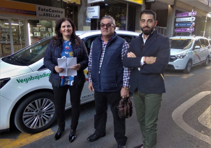 PP Orihuela moció defensa sector taxi