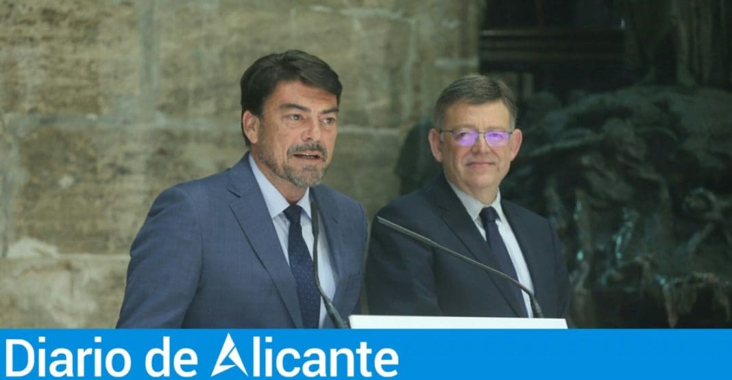 Luis Barcala interviniendo en un acto junto a Ximo Puig