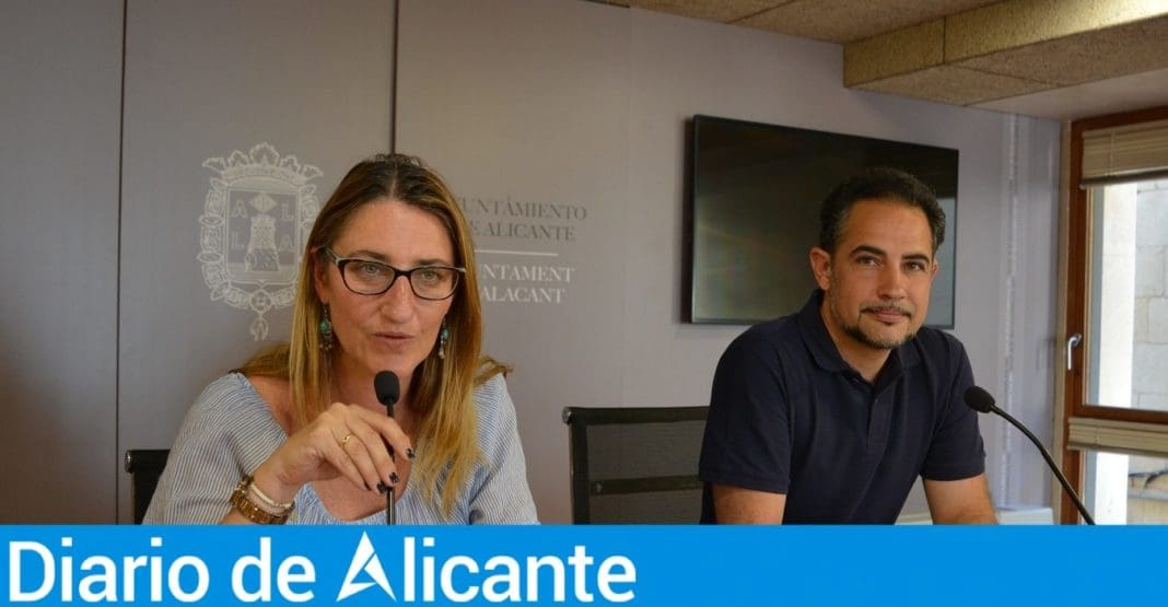 Mari Carmen de España dando una rueda de prensa junto a Israel Cortés.