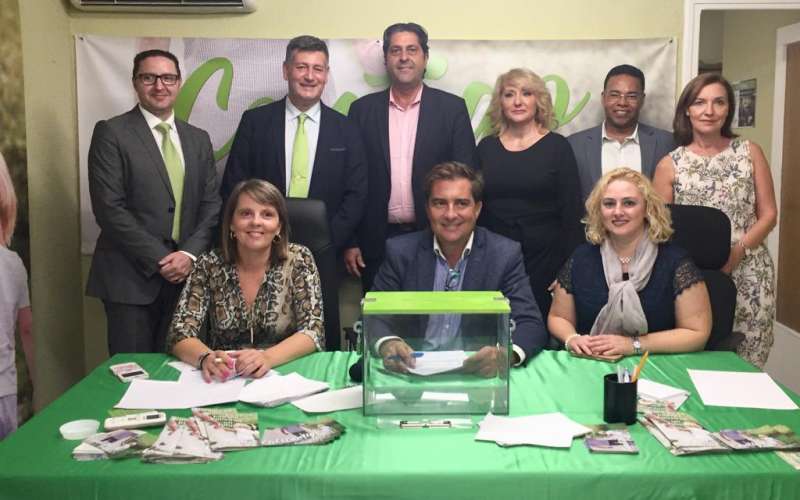 Sepulcre en el día de su presentación con el presidente de Contigo, José Enrique Aguar.