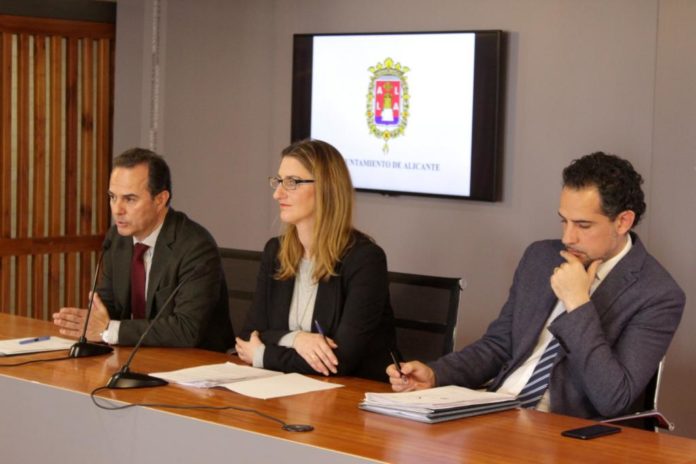 Carlos Castillo junto a Mari Carmel de España anunciando la aprobación de los Presupuestos.