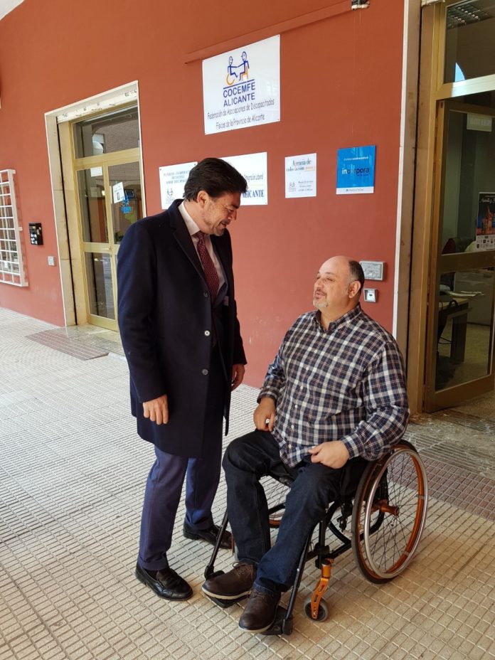 Luis Barcala, alcalde de Alicante, hablando con Antonio Ruescas, presidente de COCEMFE Alicante/ Alex Ferrer