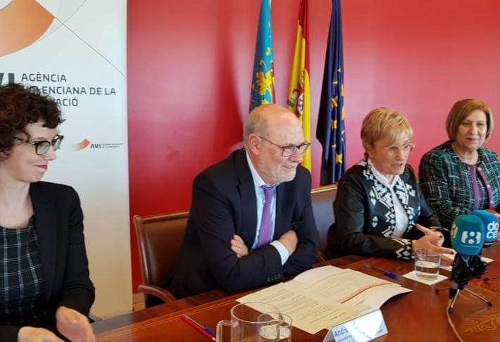 Ana Barceló (en el centro de la foto) junto a Andrés García Reche.