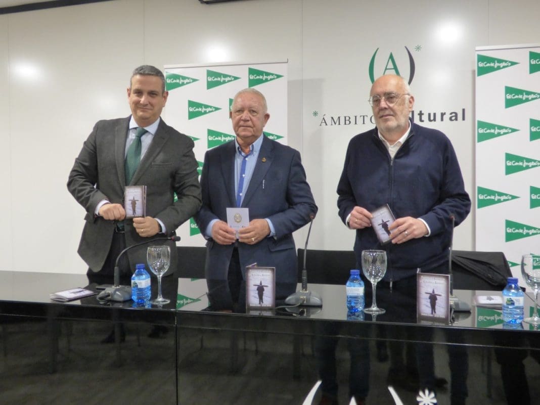 Miguel Garberí, Gaspar Agulló y José Pérez (de izq a dch) presentando el programa de Cuaresma de Elche.