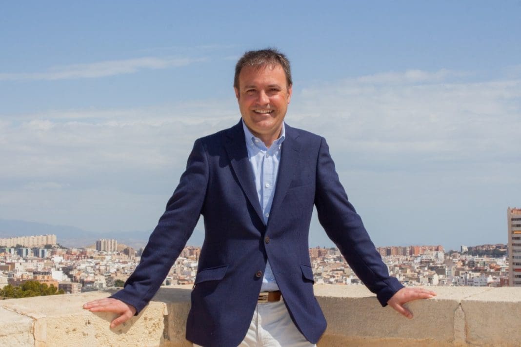 Natxo Bellido, el alcaldable de Compromís en Alicante, posando sonriente.