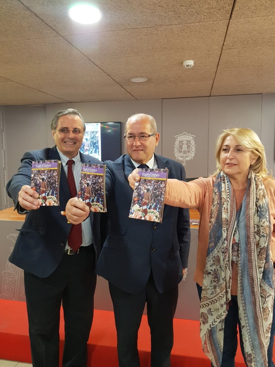 José Ramón González (en el centro) junto a Alfredo Llopis posando con el Capuchino 2019/ Alex Ferrer.