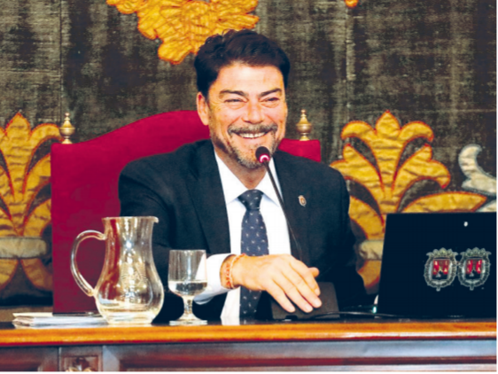 Luis Barcala sonriente en el Pleno Extraordinario de la aprobación de la bajada de impuestos