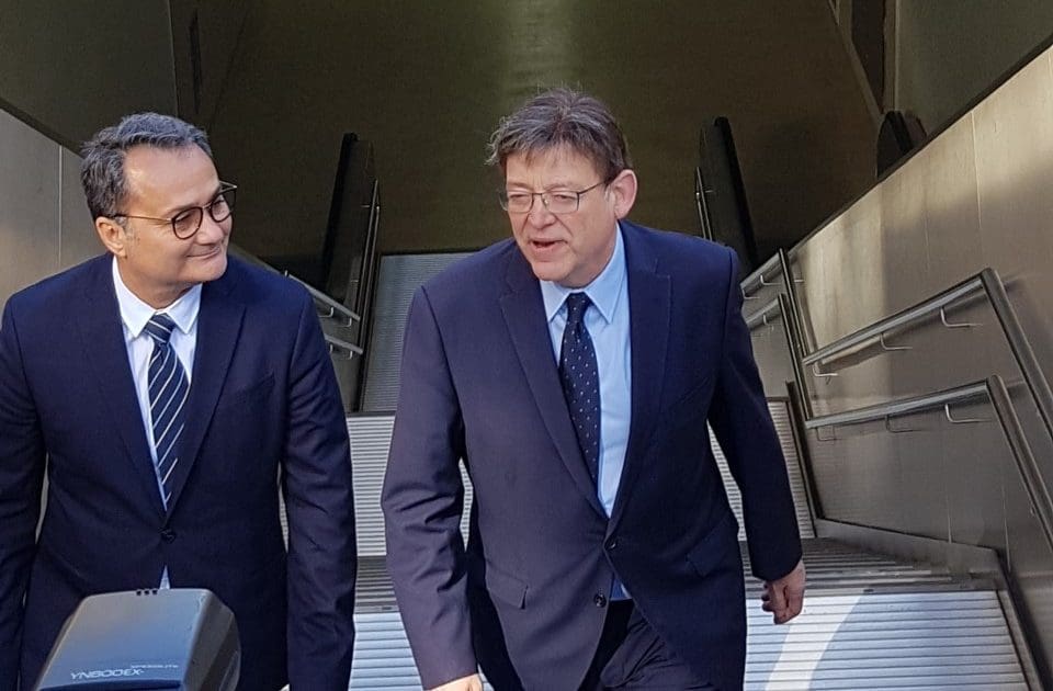 Ximo Puig y Paco Sanguino subiendo las escaleras de la estación del TRAM en Luceros /Alex Ferrer.