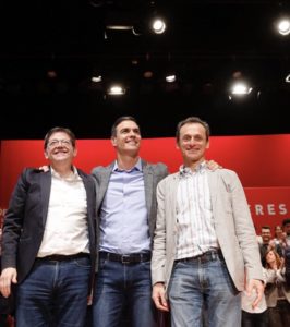 Ximo Puig, Pedro Sñanchez y Pedro Duque posando sonrientes en su acto en Alicante/ @PSOE