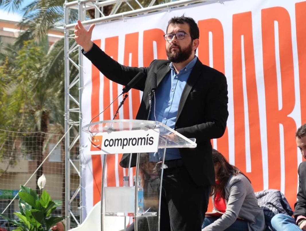Ignasi Candela gesticulando en un mitín de Compromís.