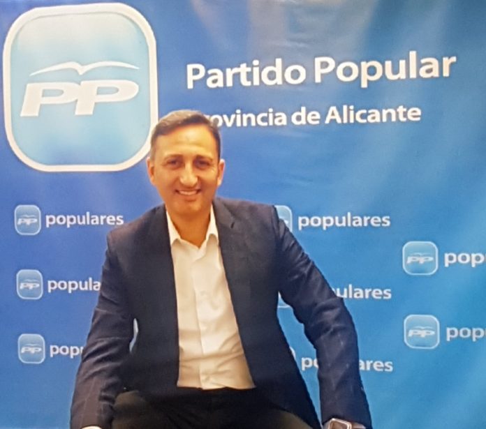 César Sánchez, sonriente en la sede del PP pronvicial de Alicante/ Alex Ferrer.