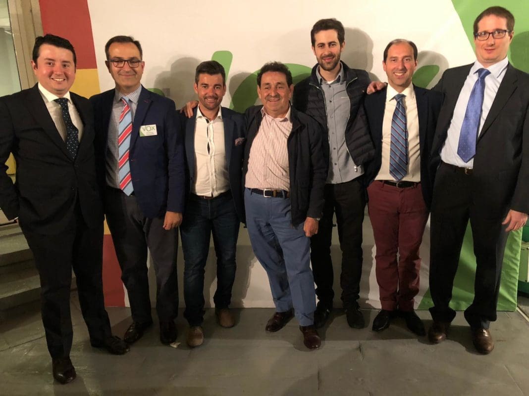 Manuel Mestre en el centro de la foto con todo su equipo de campaña / VOX Alicante