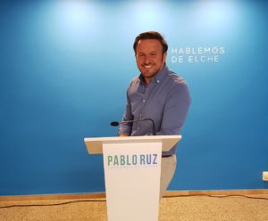 Pablo Ruz posando sonriente en el atril de la sede del PP de Elche /Alex Ferrer