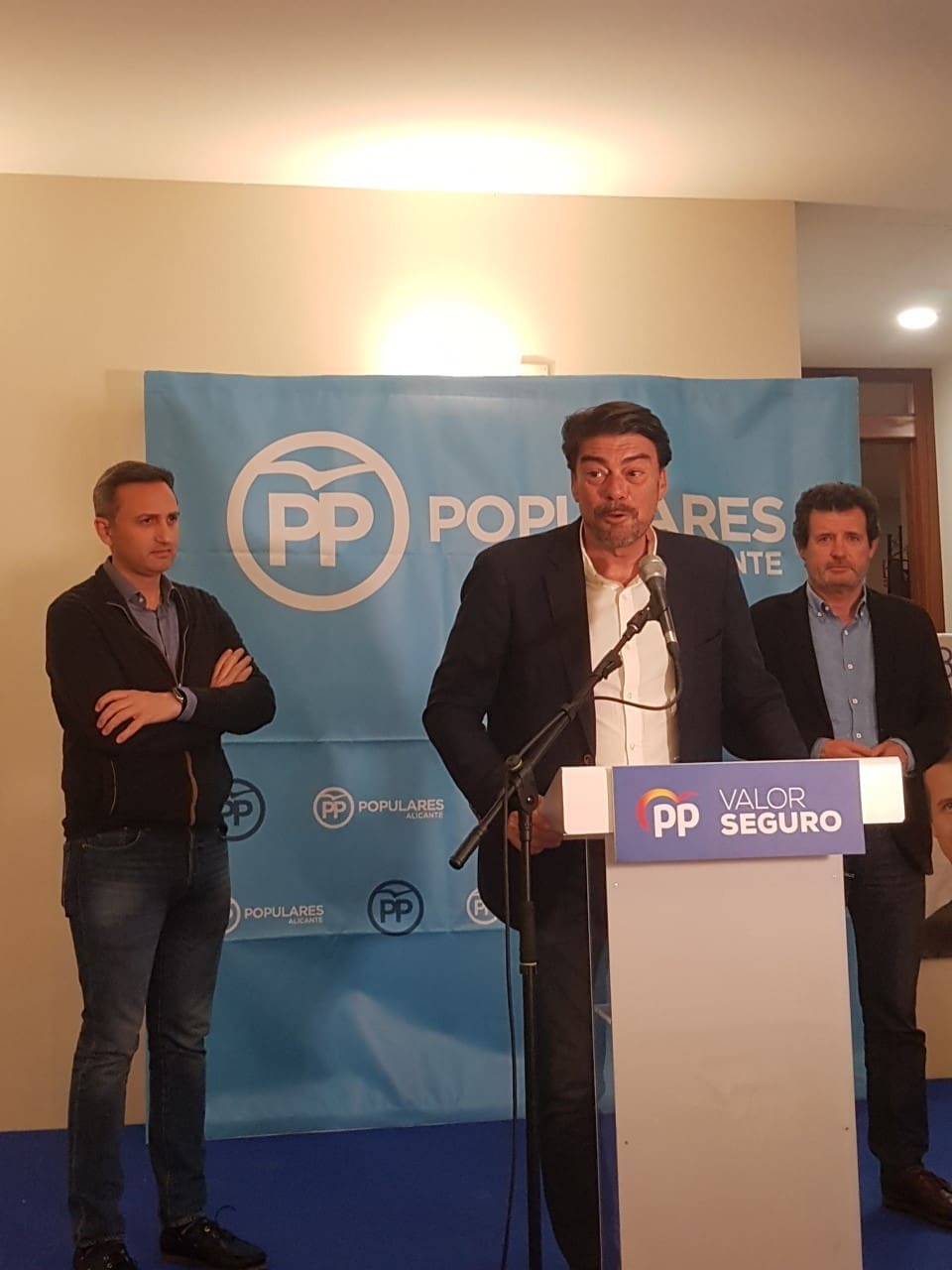 Barcala compareciendo en la noche electoral del PP alicantino junto a Sánchez y a Císcar/ Alex Ferrer.