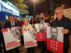 Paco Sanguino, Ana Barceló, Carlos Giménez y José Asensi posando con el cartel del PSOE y del PSPV/ Alex Ferrer.