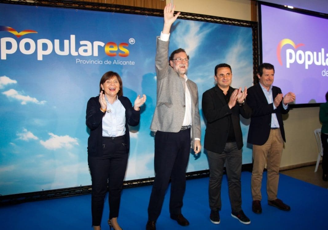 Rajoy saludando en su mitín en La Nucía junto a Bonig, Cano y Císcar.
