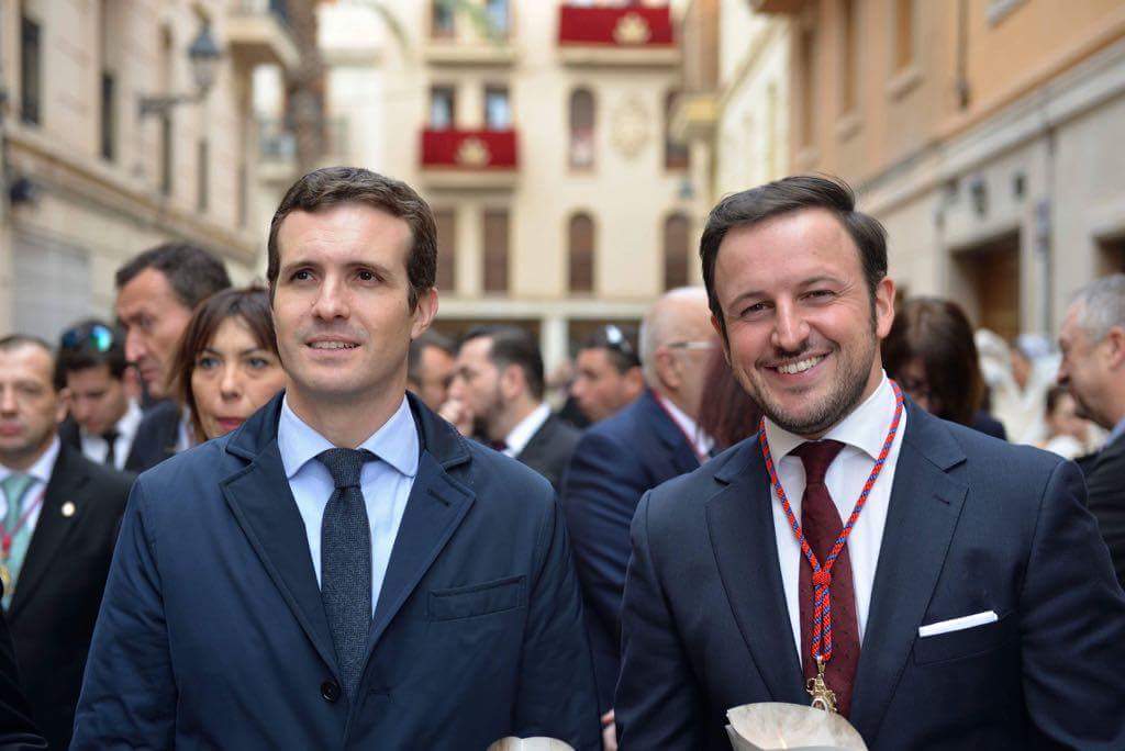 Pablo Ruz y Pablo Casado dándose un cariñoso saludo.