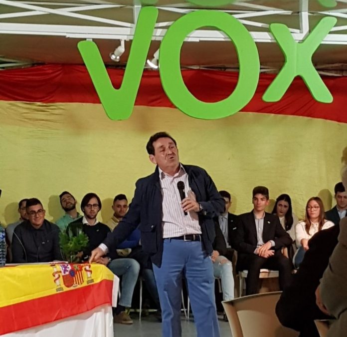 Manuel Mestre tocando la bandera de España en su intervención/ Alejandro Ferrer.