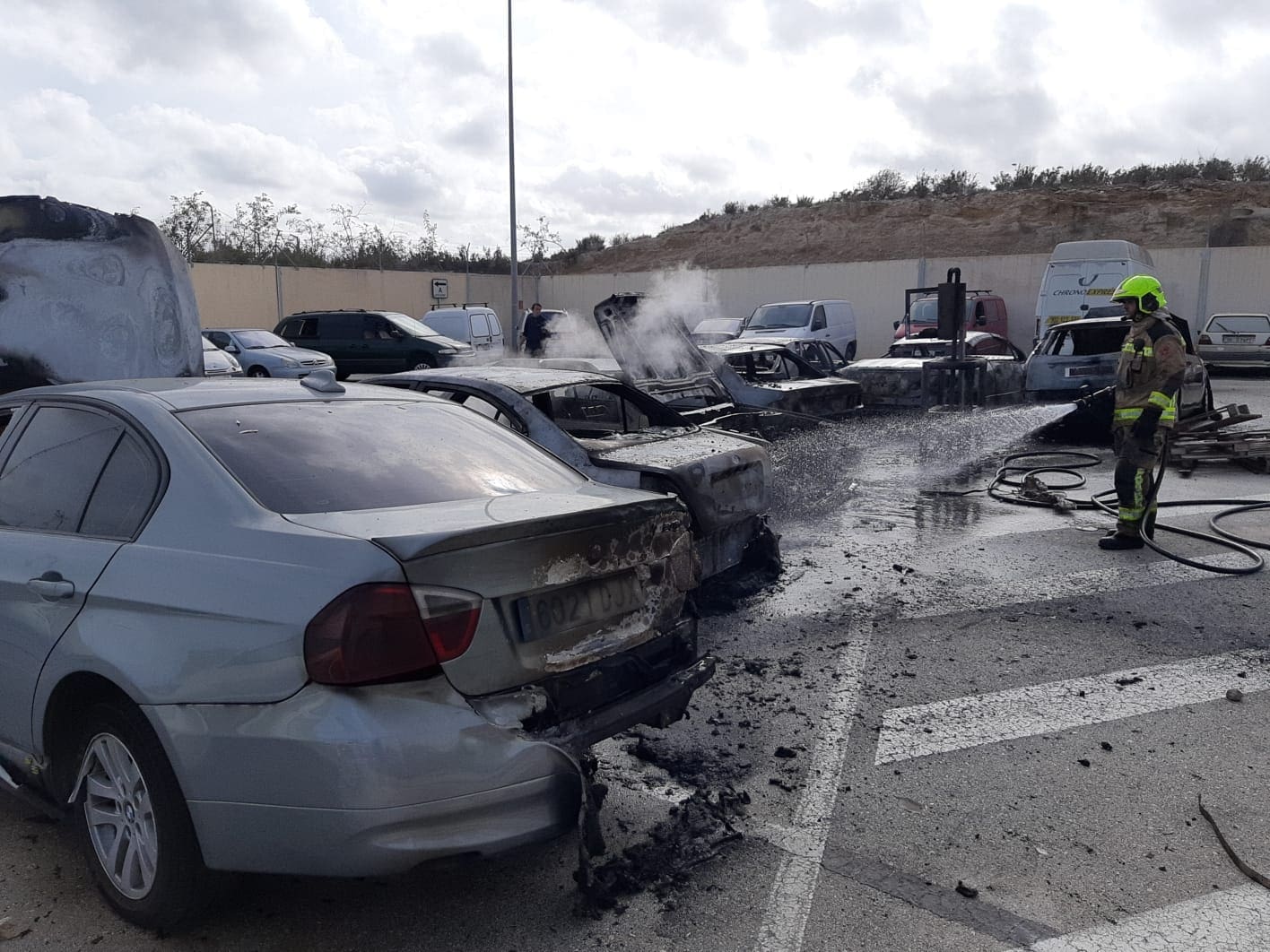 Un aparatoso incendio afecta a siete coches en el depósito de vehículos ...