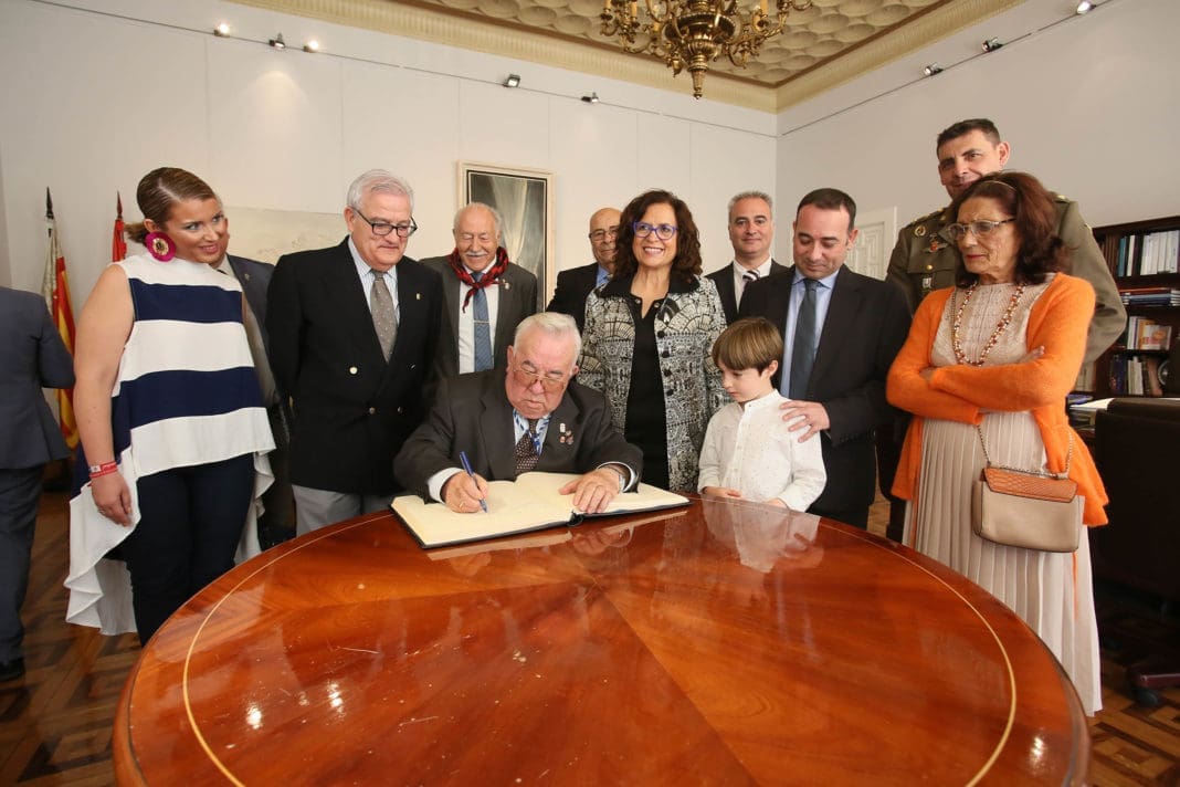 Ángel Mota López rubricando su forma de 