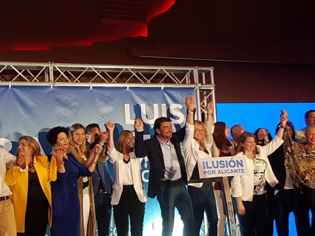 Barcala levantando las manos efusivamente junto a toda su candidatura / Alex Ferrer