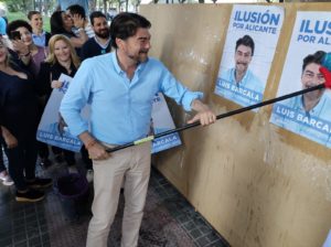 Barcala pegando el cartel de su campaña "Ilusión por Alicante" / PP Ciudad de Alicante