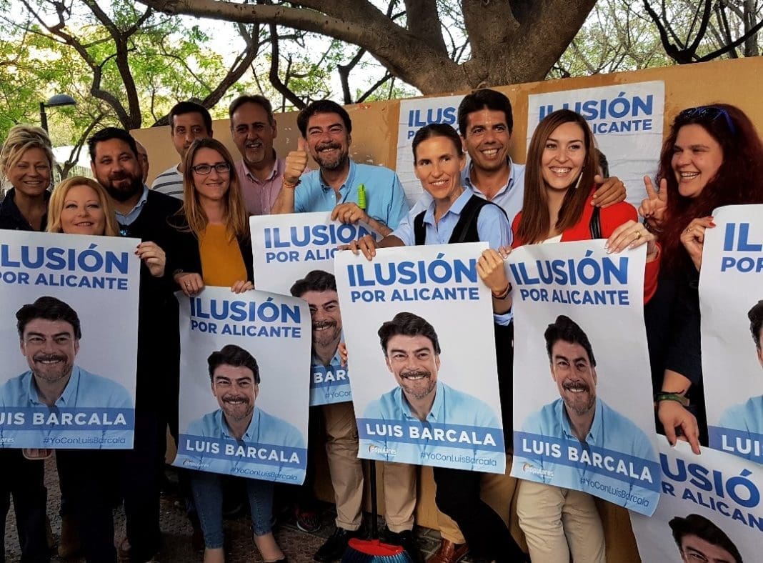 Barcala posando con todo su equipo con el lema de su campaña/ Alex Ferrer