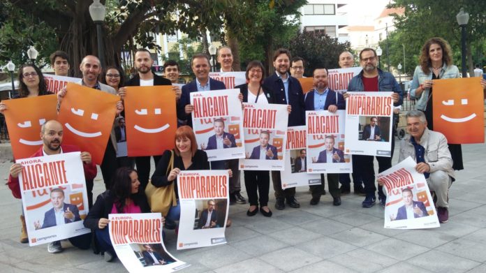 Bellido posando junto a su equipo con el lema de su campaña / Compromís Alacant