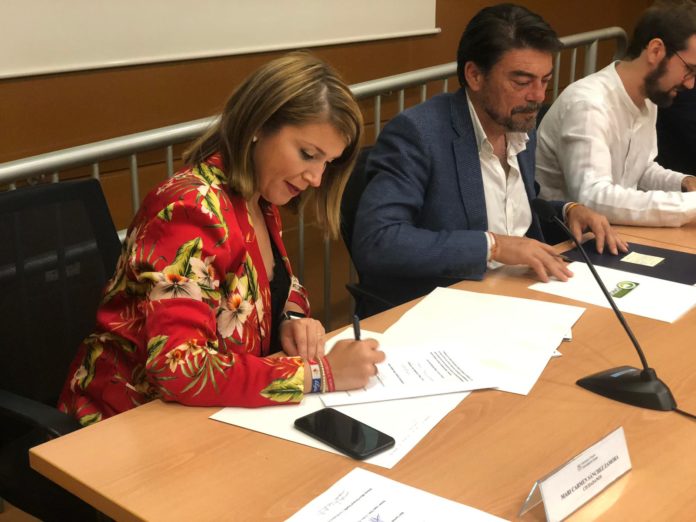 Mari Carmen Sánchez signant un acord per impulsar polítiques de cooperació al costat de Luis Barcala / Cs Alacant ciutat