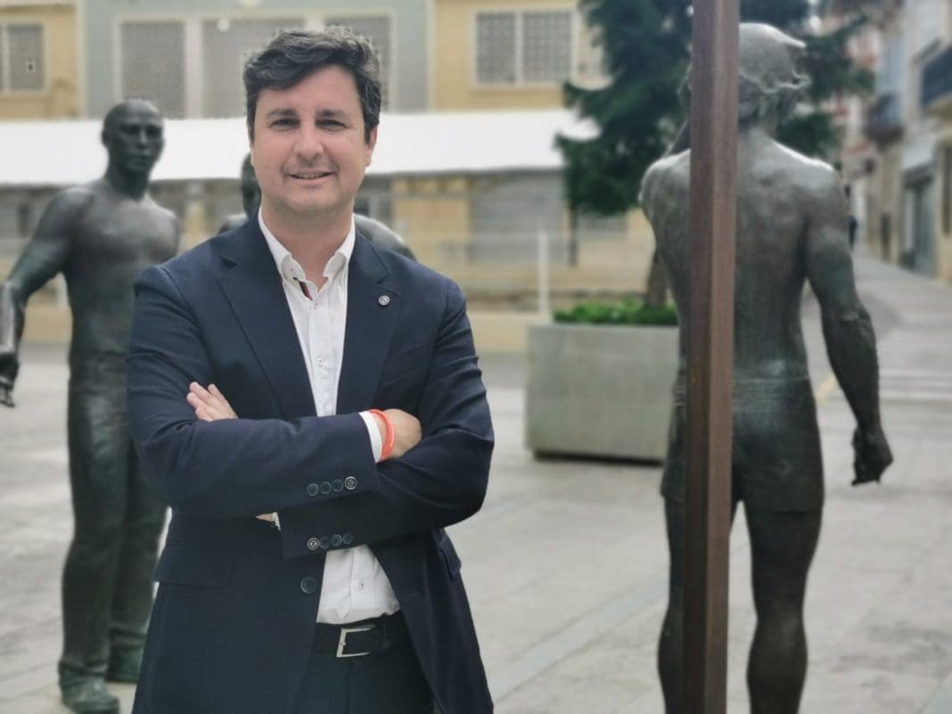 Eduardo García-Ontivares posando en el Ayuntamiento de Elche / Cs Alicante Provincia