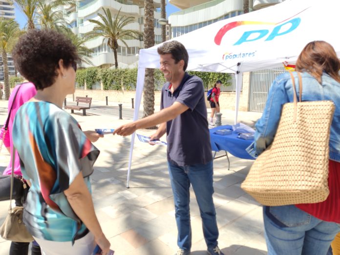 Carlos Mazón en la playa de San Juan/ Populares Alicante