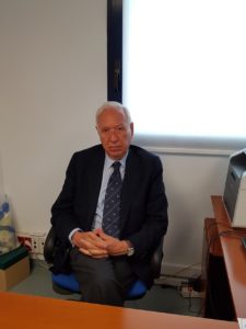 García-Margallo posando sentado / Alex Ferrer