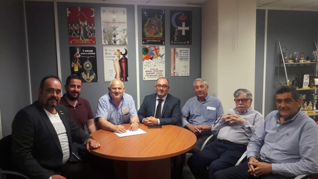 Mario Ortolá junto a Michel (a su derecha) y Emilio Carretón ( a su izquierda) en la reunión / VOX Alicante