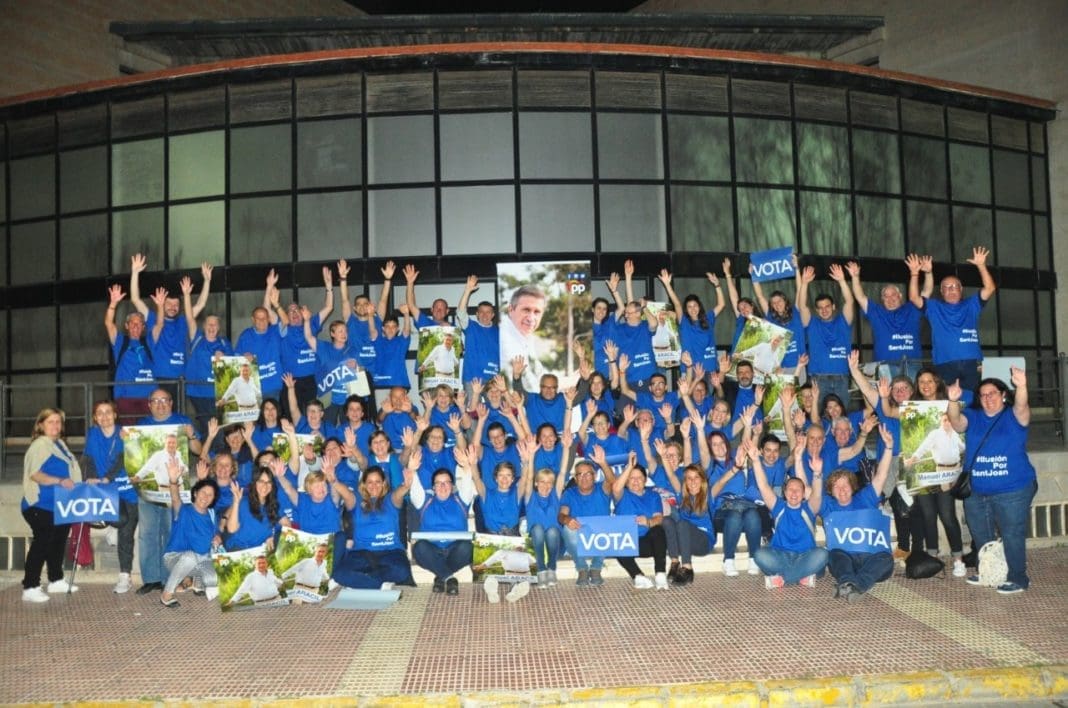 El PP de Sant Joan respaldando a Manuel Aracil / PP Sant Joan