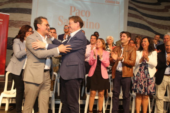 Sanguino y Puig dándose un abrazo en la presentación del alcaldable socialista /Información de Alicante.