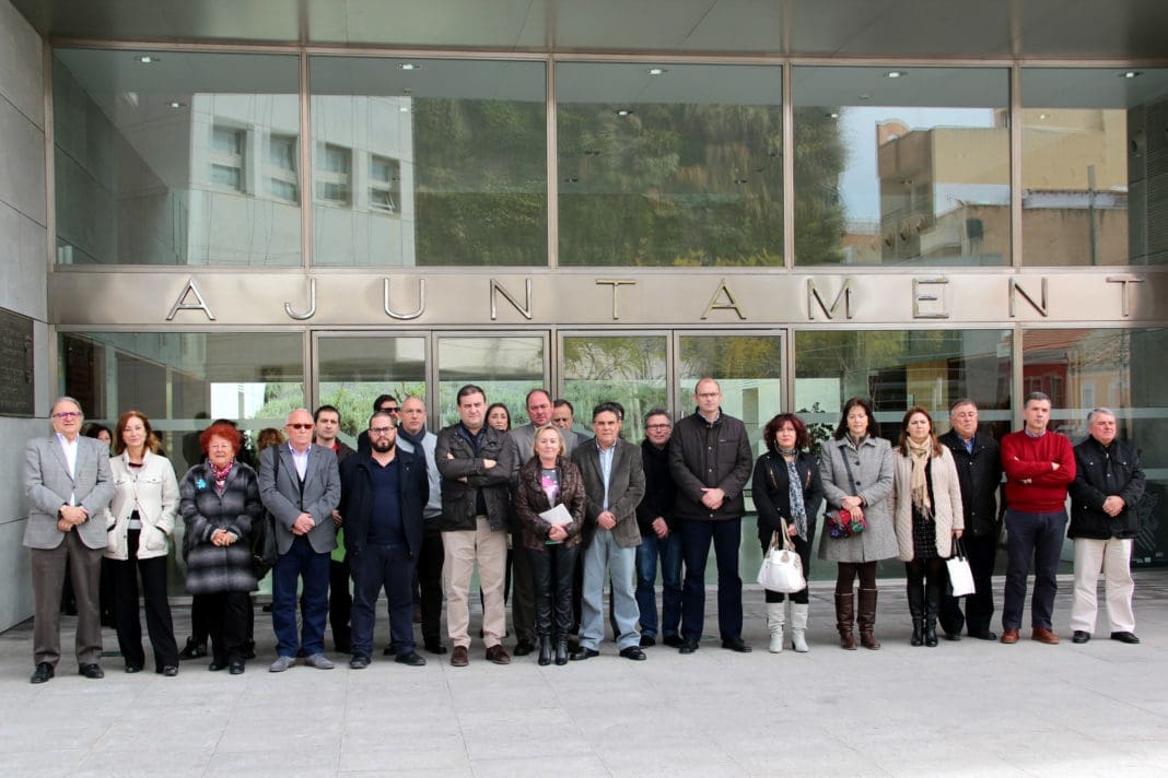 Los concejales del Ayuntamiento de San Vicente guardando un minuto de silencio en la fachada del organismo municipal / Ayuntamiento de San Vicente