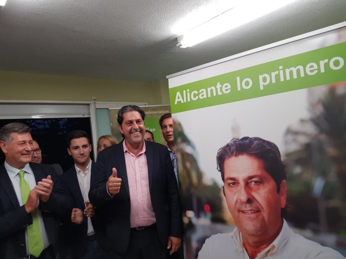 Fernando Sepulcre sonriendo en su presentación oficial con Contigo Alicante / Alex Ferrer