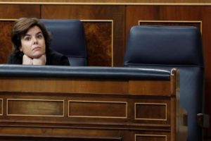 Soraya Sáenz de Santamaría junto al escaño vació de Rajoy en la moción de censura/ El Mundo.