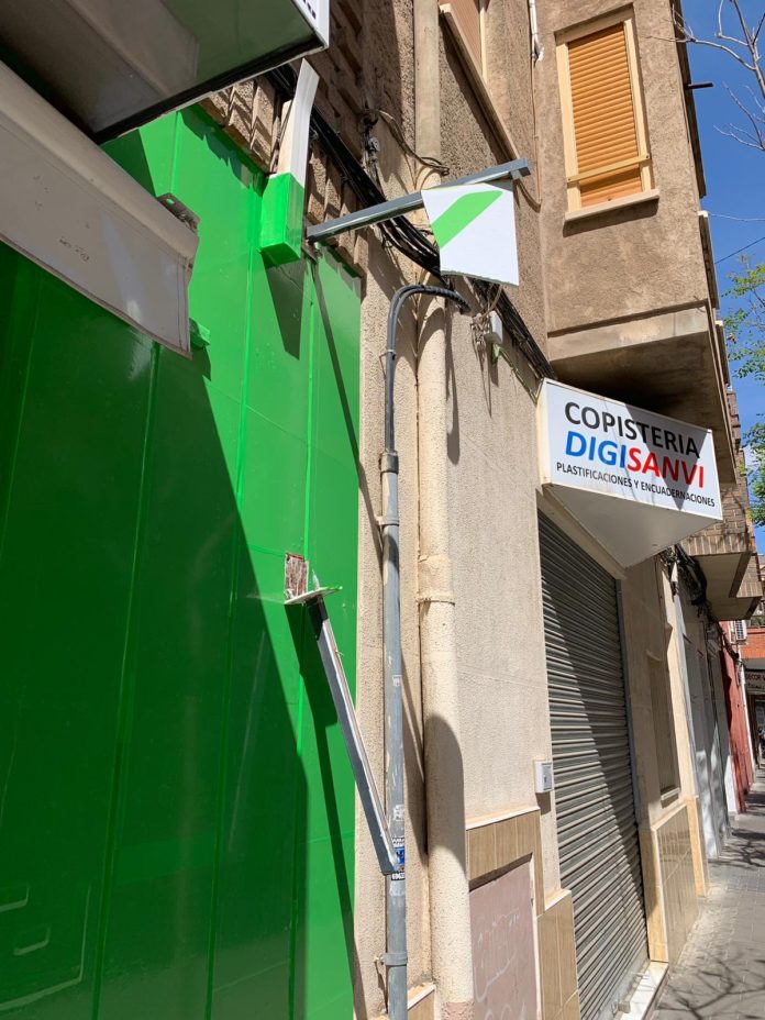 El cartel lateral de VOX, completamente arrancado en su sede de San Vicente del Raspeig/ VOX San Vicente
