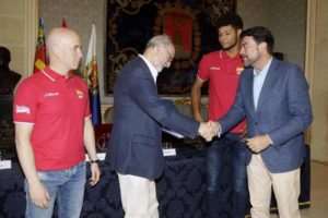 Barcala dando la mano y entregando un obsequio a Arturo Ruiz ante la mirada del seleccionador y jugador nacional / Luis Barcala
