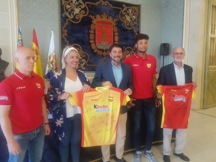 Barcala y Gayo posando con las camisetas oficiales y firmadas de la Selección Española de Voleibol / Alex Ferrer