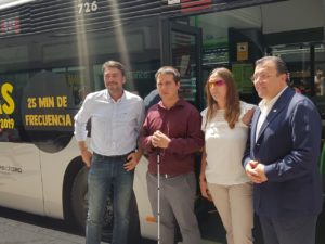 Barcala, sonriente en la inauguración de la lína especial de autobús para las Hogueras 2019 / Alex Ferre