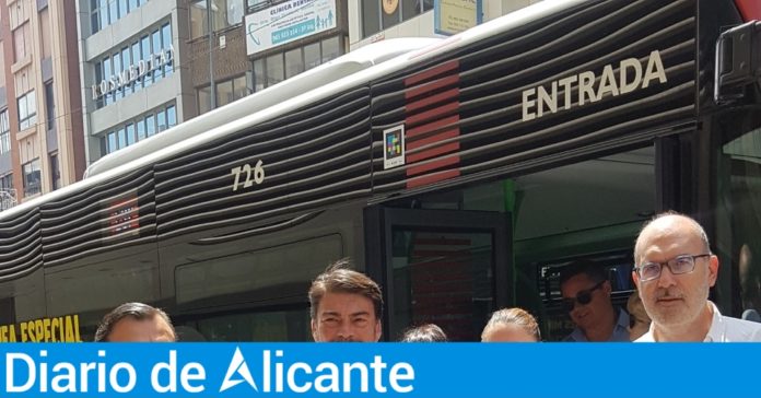 Luis Barcala junto a Mari Carmen de España y Manuel Villar mostrando el plano del recorrido de este Autobús Especial para las Hogueras 2019 / Alex Ferrer