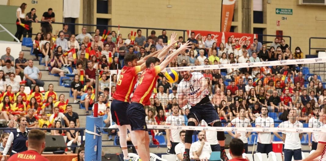 España intentando bloquear sin éxito un remate de Croacia / RFEVB