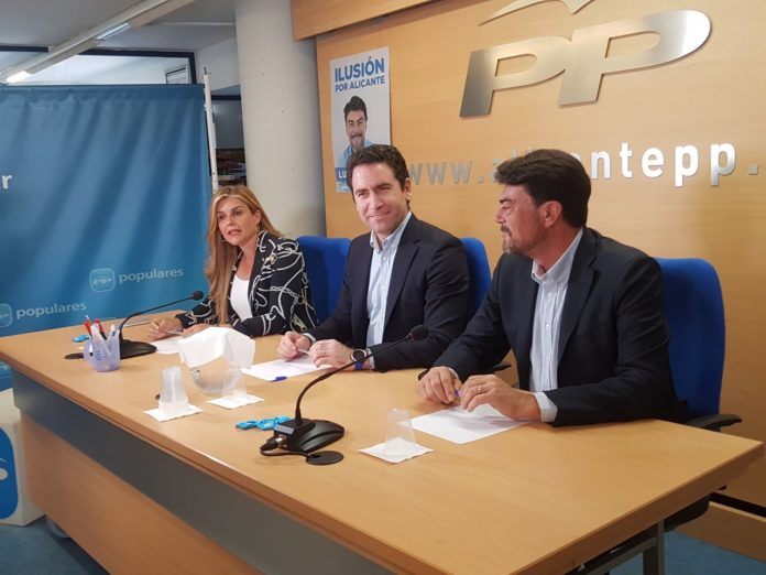 García Egea sonriente en la sede del PP de Alicante junto a Luis Barcala y Eva Ortiz / Alex Ferrer
