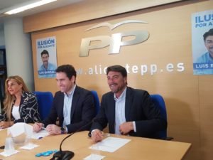 García Egea sonriente en la sede del PP junto a Luis Barcala y Eva Ortiz / Alex Ferrer