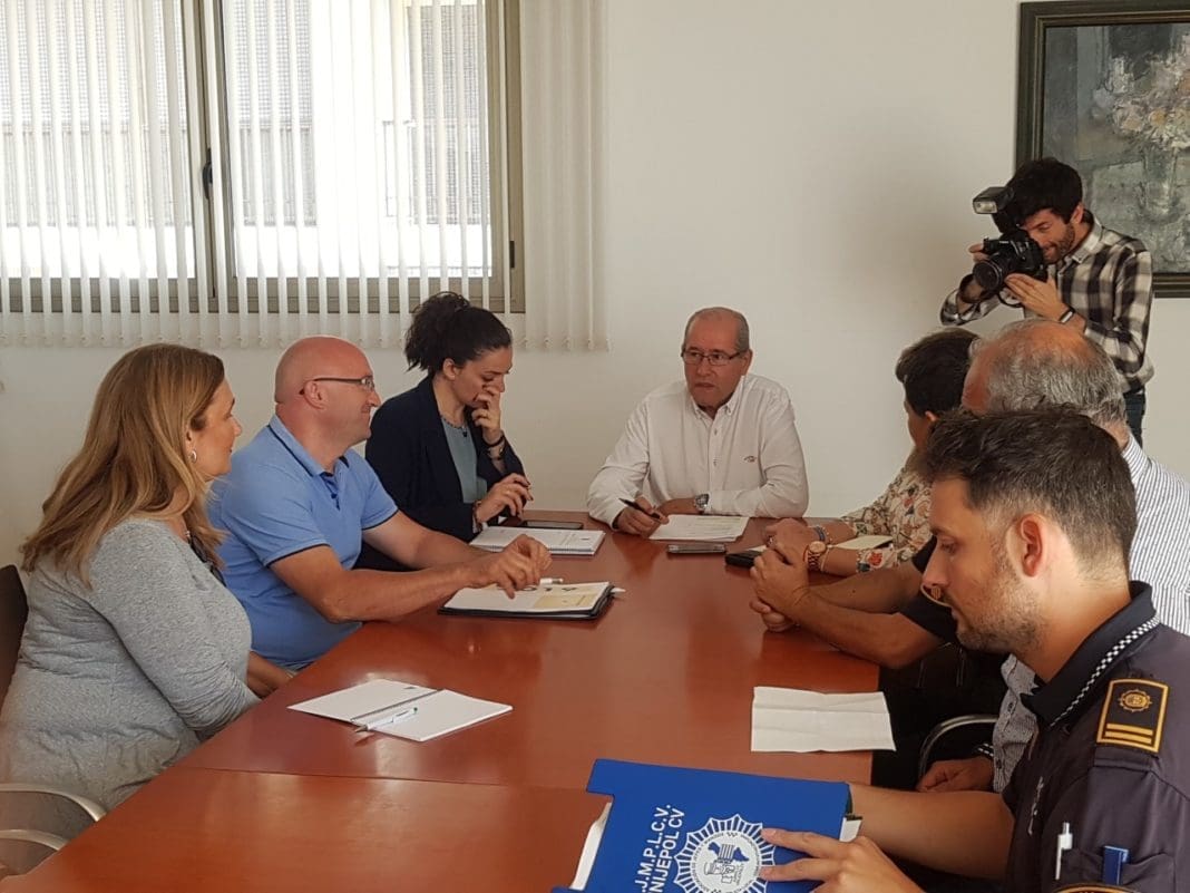 José Ramón González liderando la reunión con la Plataforma 0,0 y la Policía Local / Alex Ferrer