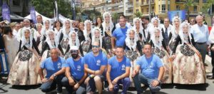 Los integrantes de la pirotecnia "Del Mediterráneo" posando con la Bellea del Foc y Damas de Honor / Federación de Hogueras.