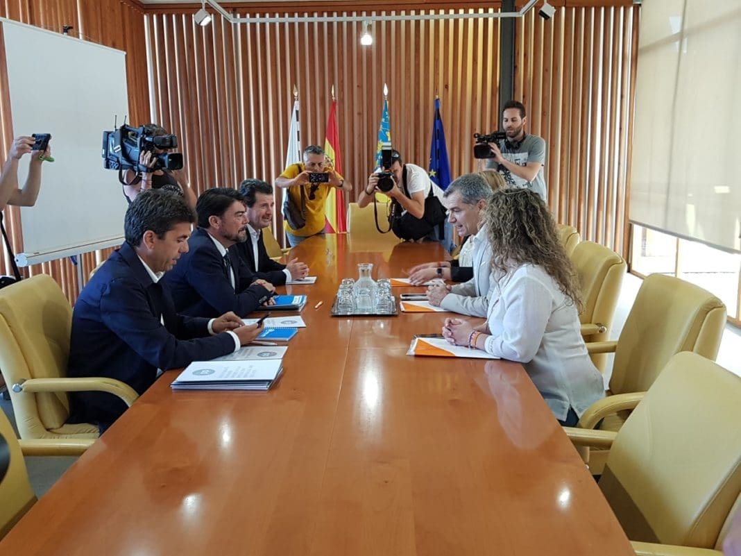 Barcala y Cantó liderando la reunión del PP y Cs en Alicante /Alex Ferrer