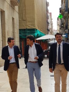 Císcar, Mazón y Barcala llegando a la reunión en el Ayuntamiento de Alicante / Alex Ferrer
